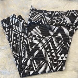 Black and White Geometric Leggings
